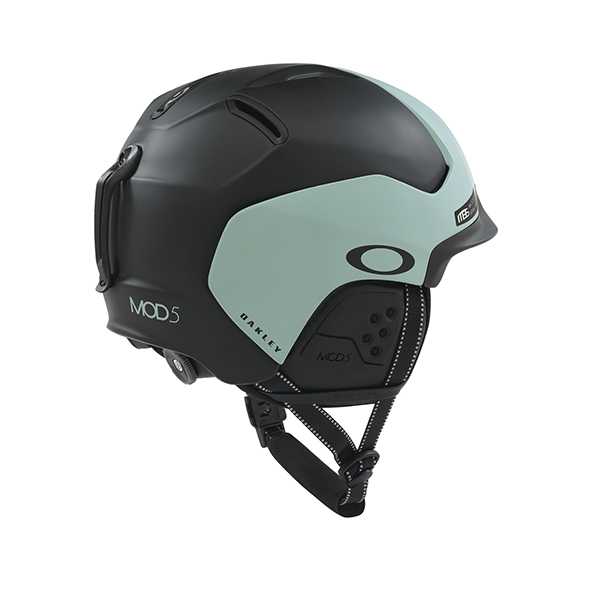 Oakley-MOD5-Boa-Snowboarding