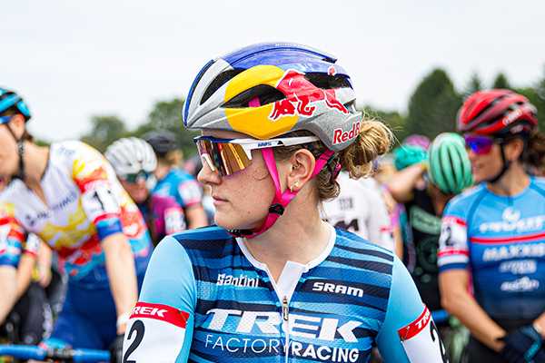 Ellen Noble en la partenza de la corsa
