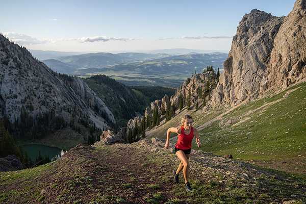 corredora profesional Grayson Murphy corriendo en Bozeman Mountains