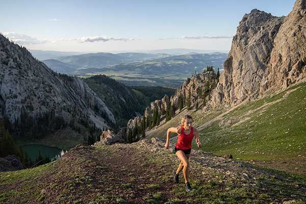 Athlète professionnelle Grayson Murphy court dans les montagnes de Bozeman